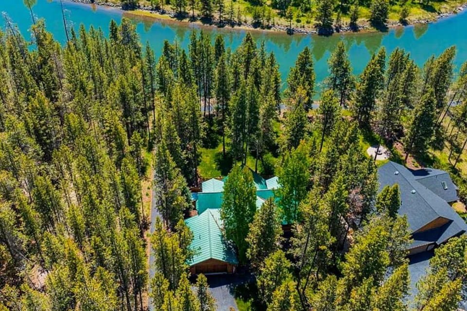 Riverfront log cabin style home with full kitchen deck washer & dryer and WIFI Cabin in Three Rivers