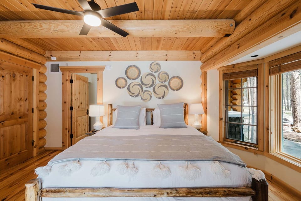 Riverfront log cabin style home with full kitchen deck washer & dryer and WIFI Cabin in Three Rivers