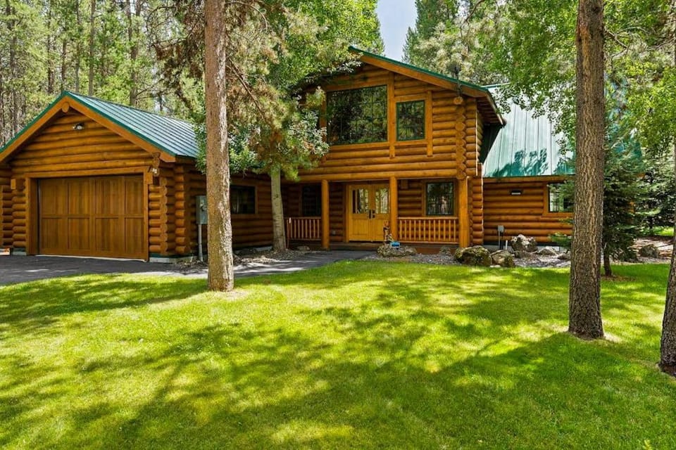 Riverfront log cabin style home with full kitchen deck washer & dryer and WIFI Cabin in Three Rivers