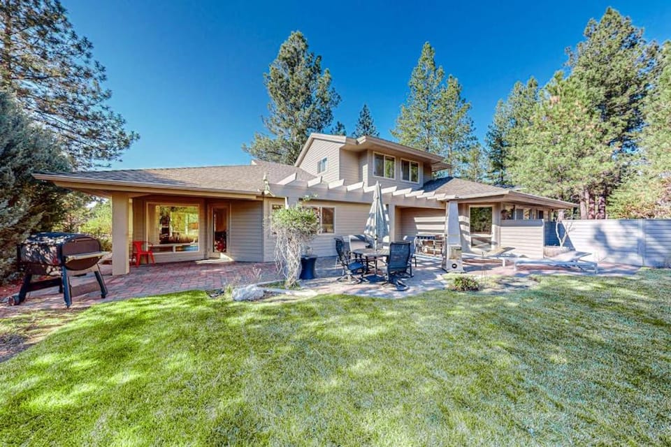 Beautiful home with private hot tub SHARC passes fireplace WiFi ping pong House in Sunriver