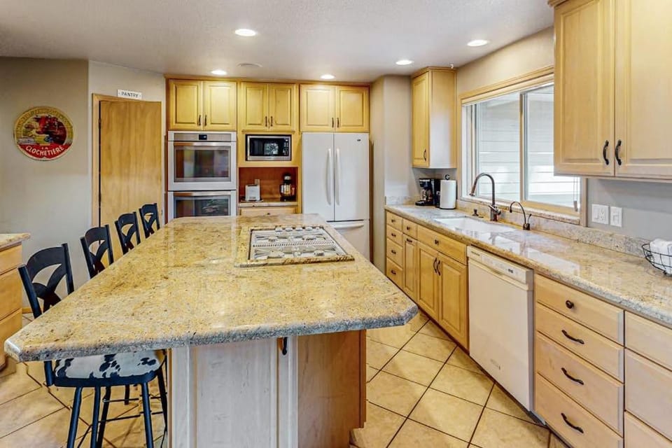 Beautiful home with private hot tub SHARC passes fireplace WiFi ping pong House in Sunriver