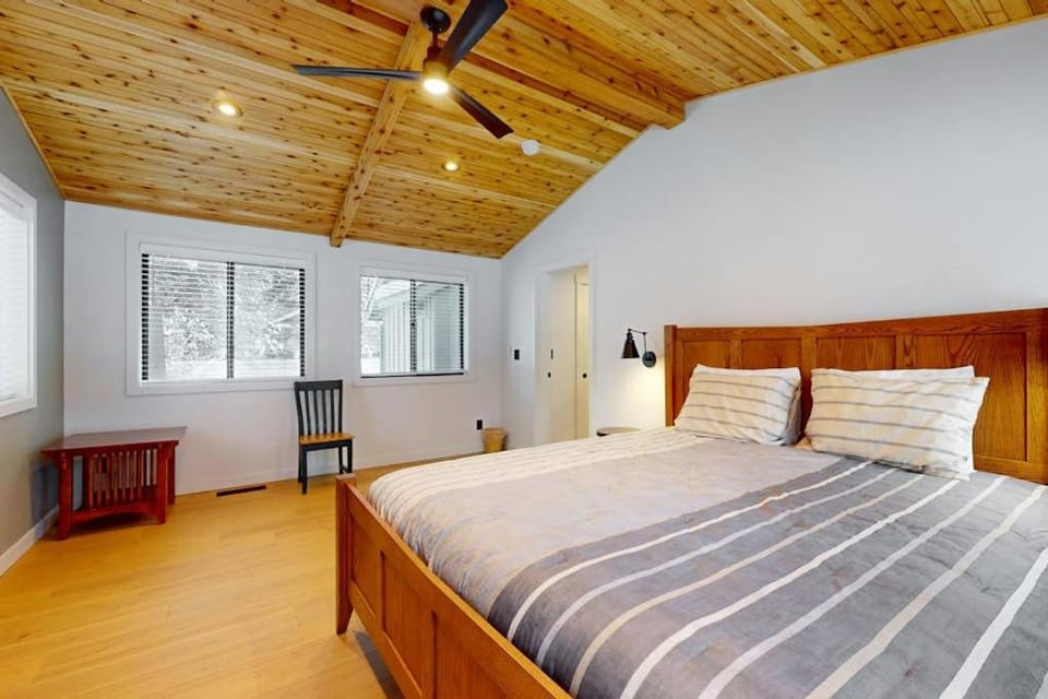 Comfy Home with Private Hot Tub SHARC Passes & Entertainment House in Sunriver
