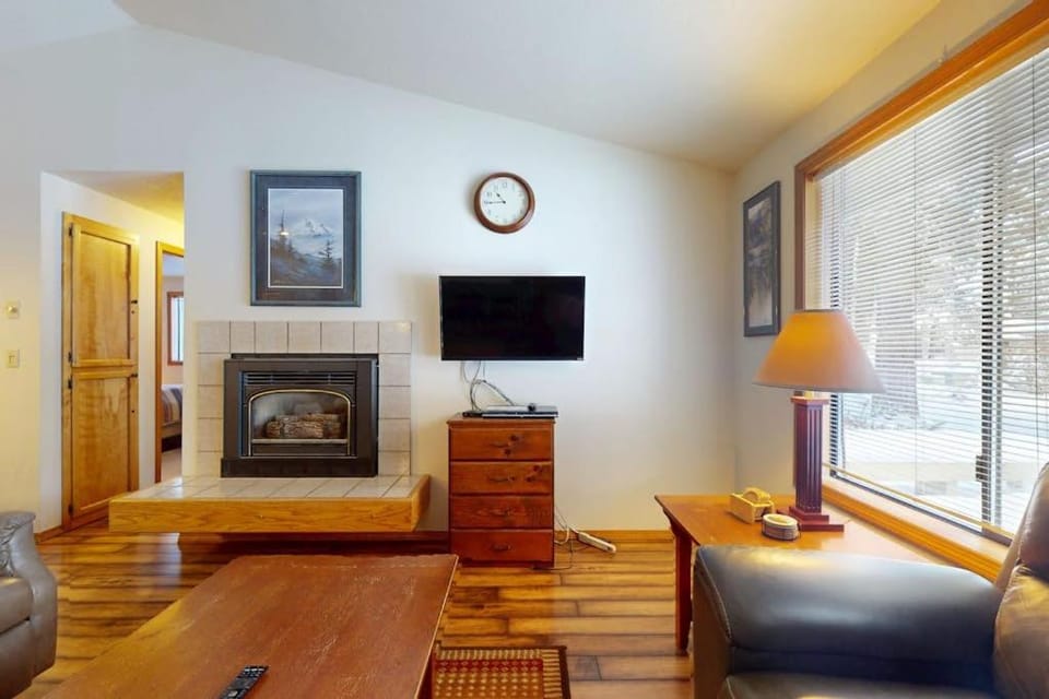 Comfy Home with Private Hot Tub SHARC Passes & Entertainment House in Sunriver