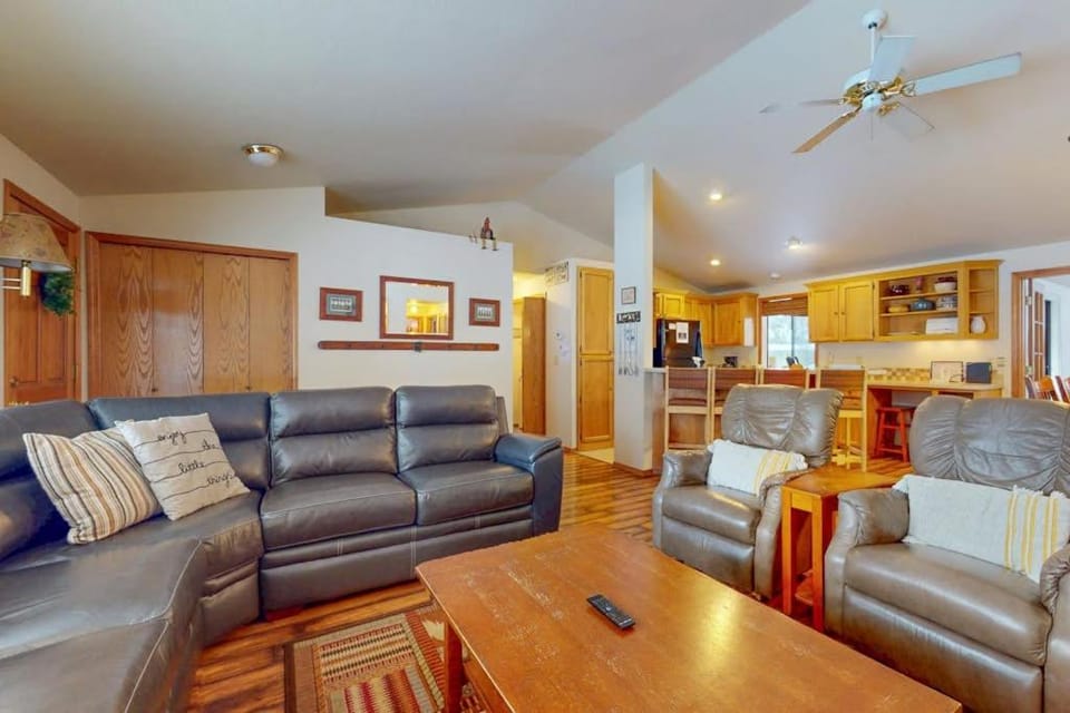 Comfy Home with Private Hot Tub SHARC Passes & Entertainment House in Sunriver