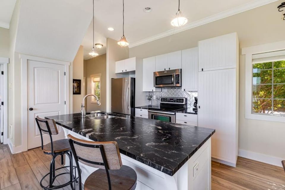 Waterfront home with amazing views & hot tub - public water access 1 mile away House in Waldport