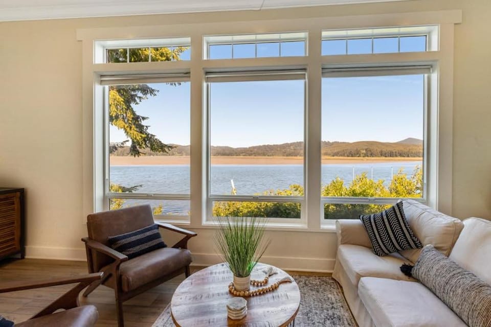 Waterfront home with amazing views & hot tub - public water access 1 mile away House in Waldport
