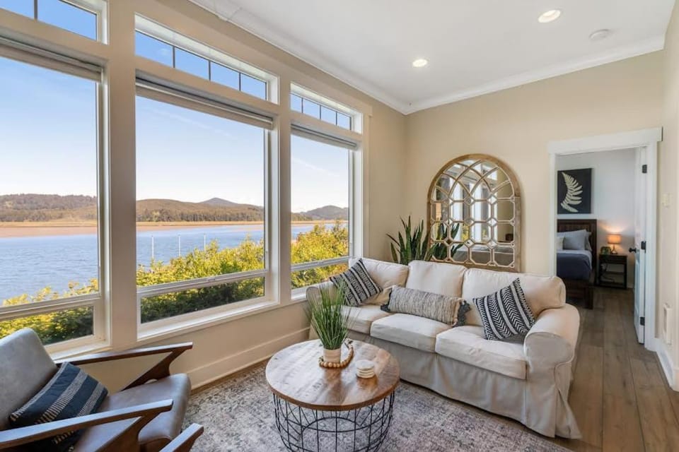 Waterfront home with amazing views & hot tub - public water access 1 mile away House in Waldport