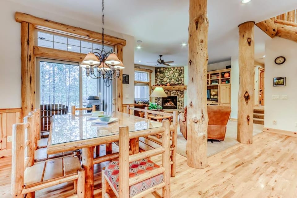 Cozy dog-friendly home with private hot tub & SHARC access - great location House in Sunriver