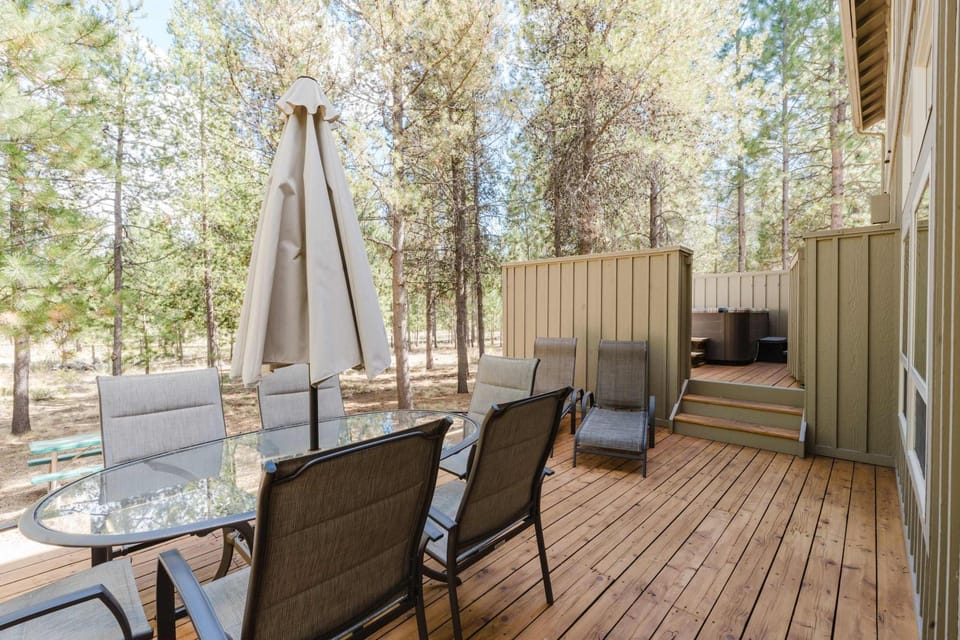 Cozy dog-friendly home with private hot tub & SHARC access - great location House in Sunriver