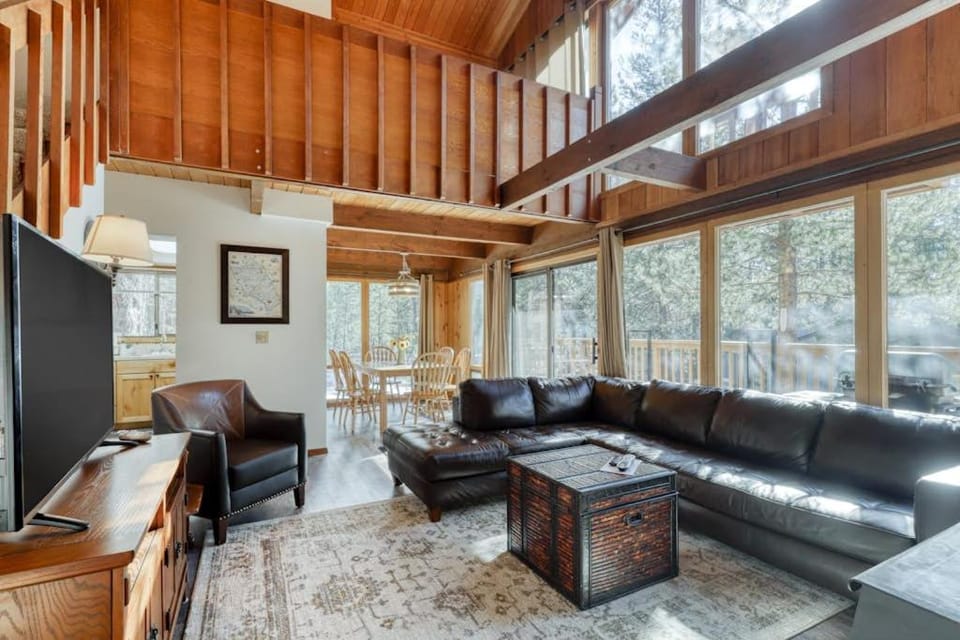 Cozy cabin with three decks EV charger & SHARC Passes - dog-friendly Cabin in Sunriver