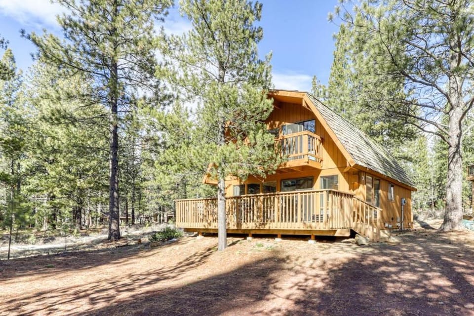 Cozy cabin with three decks EV charger & SHARC Passes - dog-friendly Cabin in Sunriver
