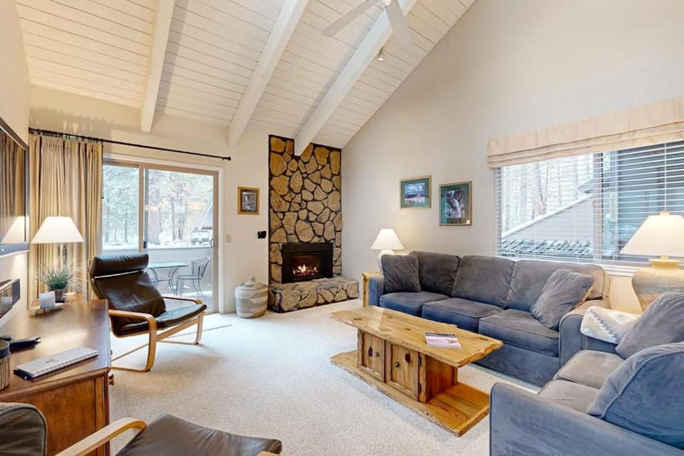 Comfortable condo with shared pool SHARC passes trails and more House in Sunriver