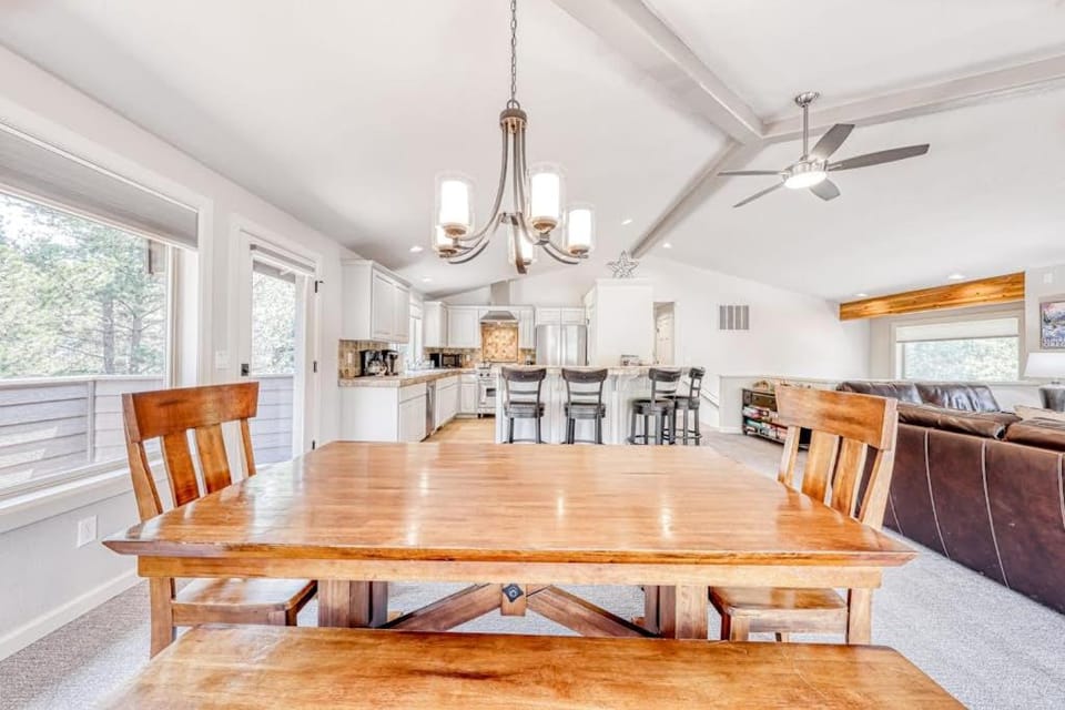 Relaxing getaway with a private hot tub grill & 10 SHARC passes House in Sunriver