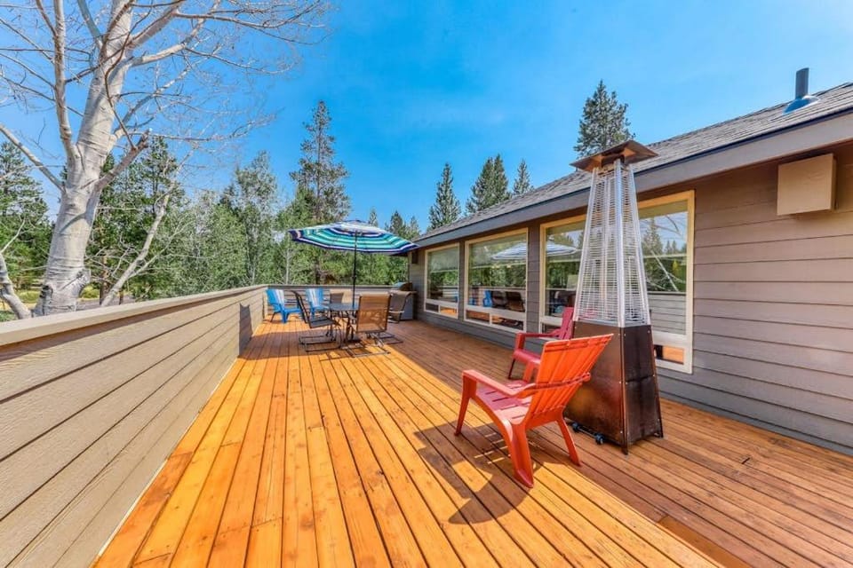 Relaxing getaway with a private hot tub grill & 10 SHARC passes House in Sunriver