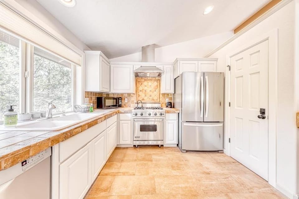 Relaxing getaway with a private hot tub grill & 10 SHARC passes House in Sunriver