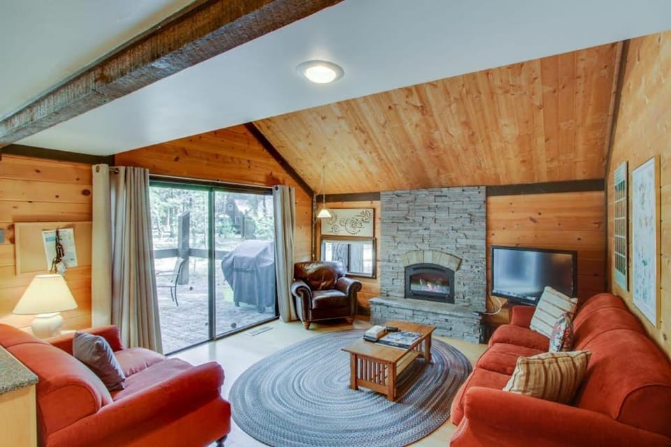 Sleek home with private hot tub & SHARC access - dog-friendly House in Sunriver