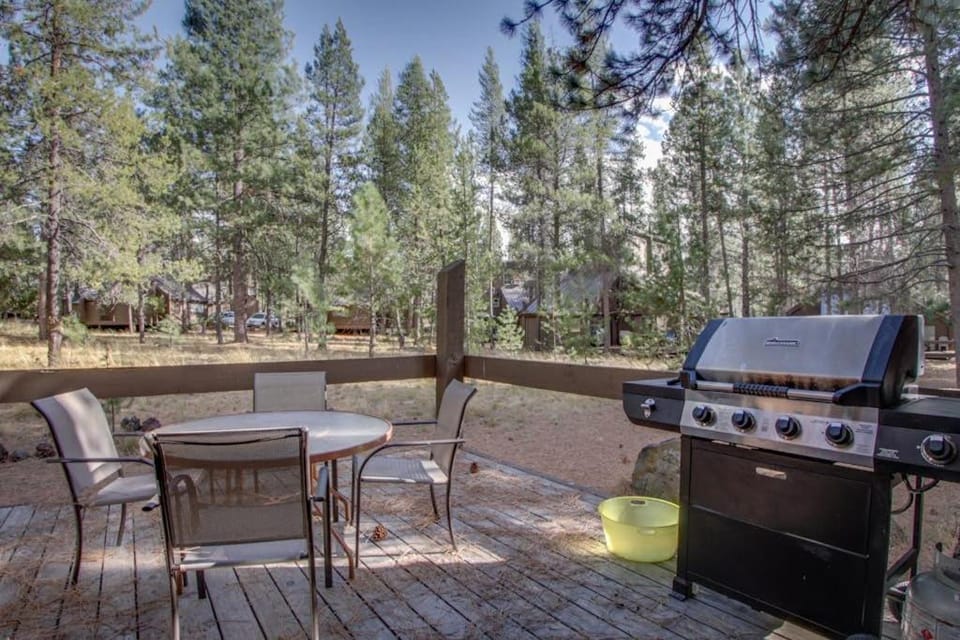 Sleek home with private hot tub & SHARC access - dog-friendly House in Sunriver