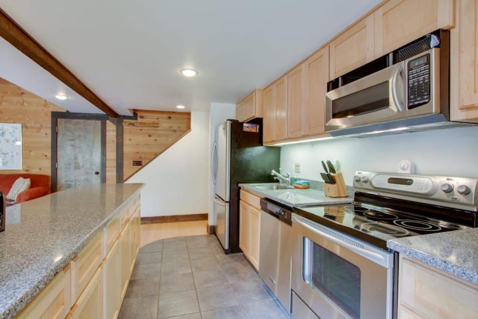 Sleek home with private hot tub & SHARC access - dog-friendly House in Sunriver
