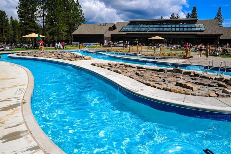 Cozy home with private hot tub patio dining gas fireplace and full kitchen House in Sunriver