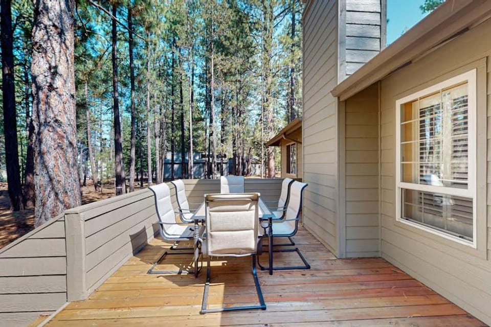 Cozy home with private hot tub patio dining gas fireplace and full kitchen House in Sunriver