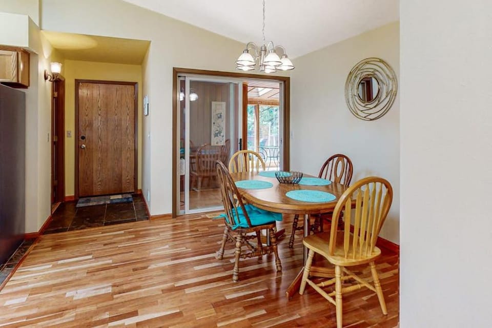 Pleasant home in Waldport with garden inviting deck & sunroom House in Waldport