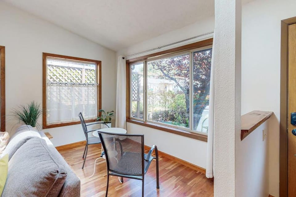 Pleasant home in Waldport with garden inviting deck & sunroom House in Waldport