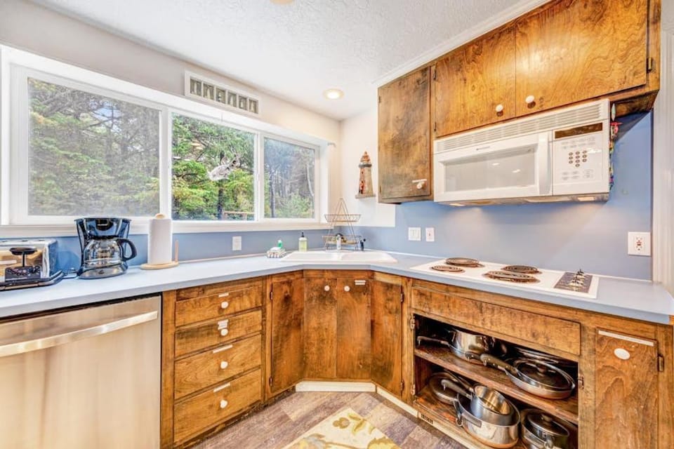 Whimsical Oceanview Home with Private Hot Tub & Nearby Beach Access - Dogs OK House in Oregon