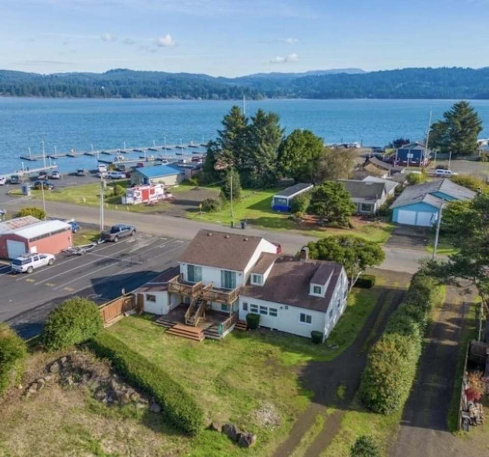 On the Water's Edge - Dog-Friendly Crabbing Bridge Views & More House in Waldport