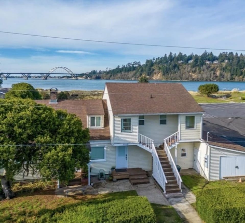 On the Water's Edge - Dog-Friendly Crabbing Bridge Views & More House in Waldport