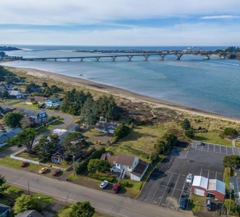 On the Water's Edge - Dog-Friendly Crabbing Bridge Views & More House in Waldport
