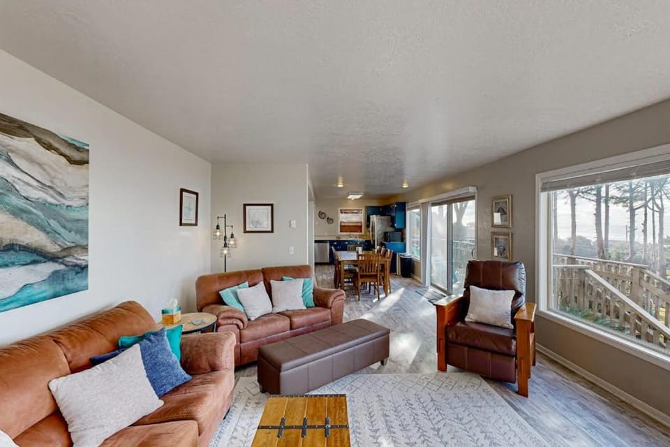 Spacious home with stunning ocean views hot tub shuffleboard air hockey WiFi House in Oregon