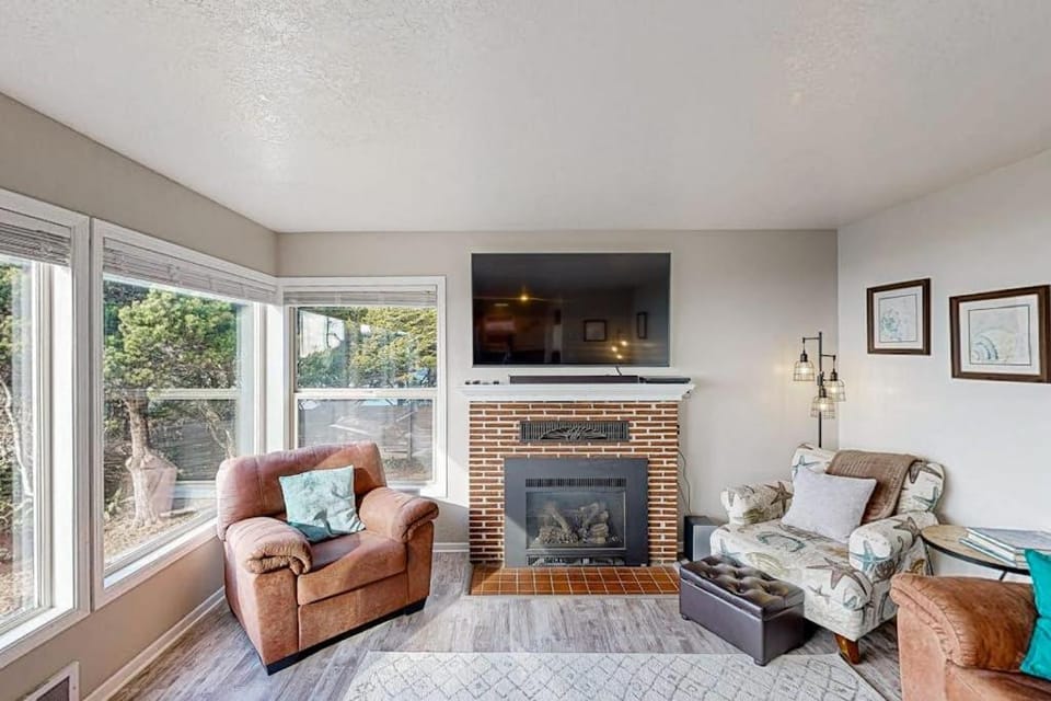 Spacious home with stunning ocean views hot tub shuffleboard air hockey WiFi House in Oregon