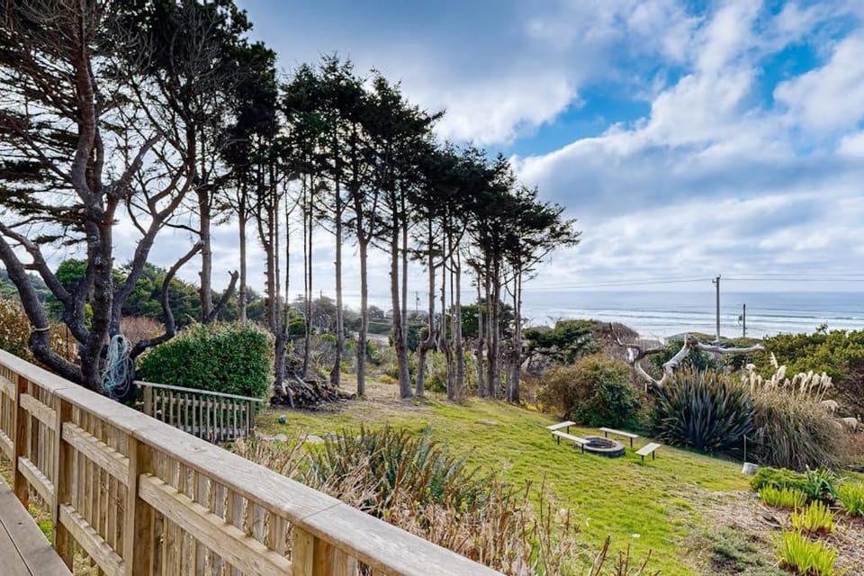 Spacious home with stunning ocean views hot tub shuffleboard air hockey WiFi House in Oregon