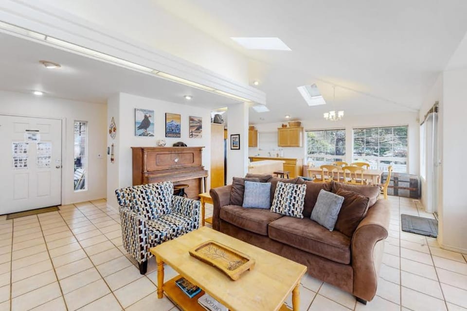 Waterefront Family Home with Beach Access - Dog-friendly House in Waldport