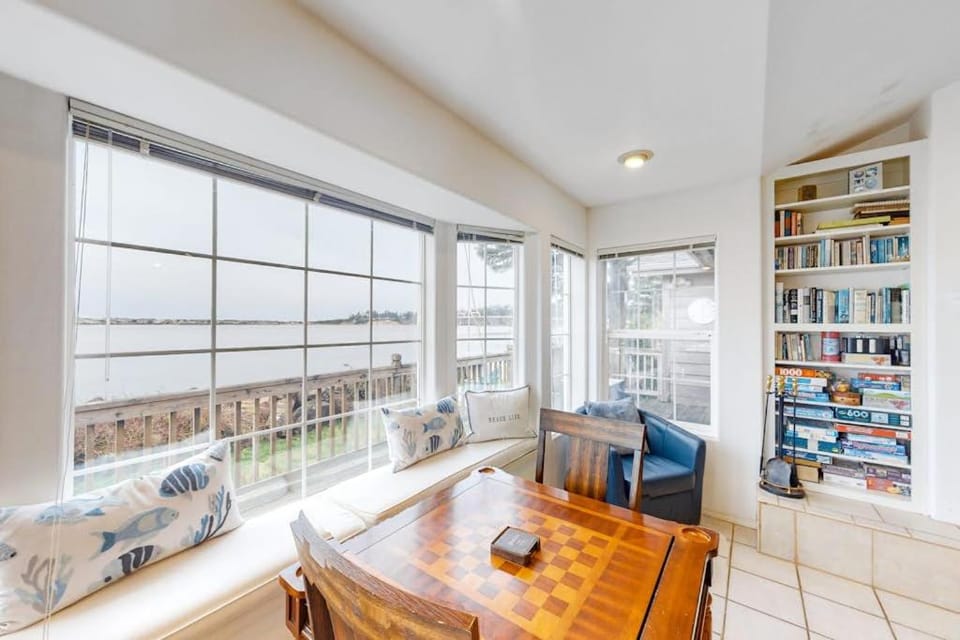 Waterefront Family Home with Beach Access - Dog-friendly House in Waldport