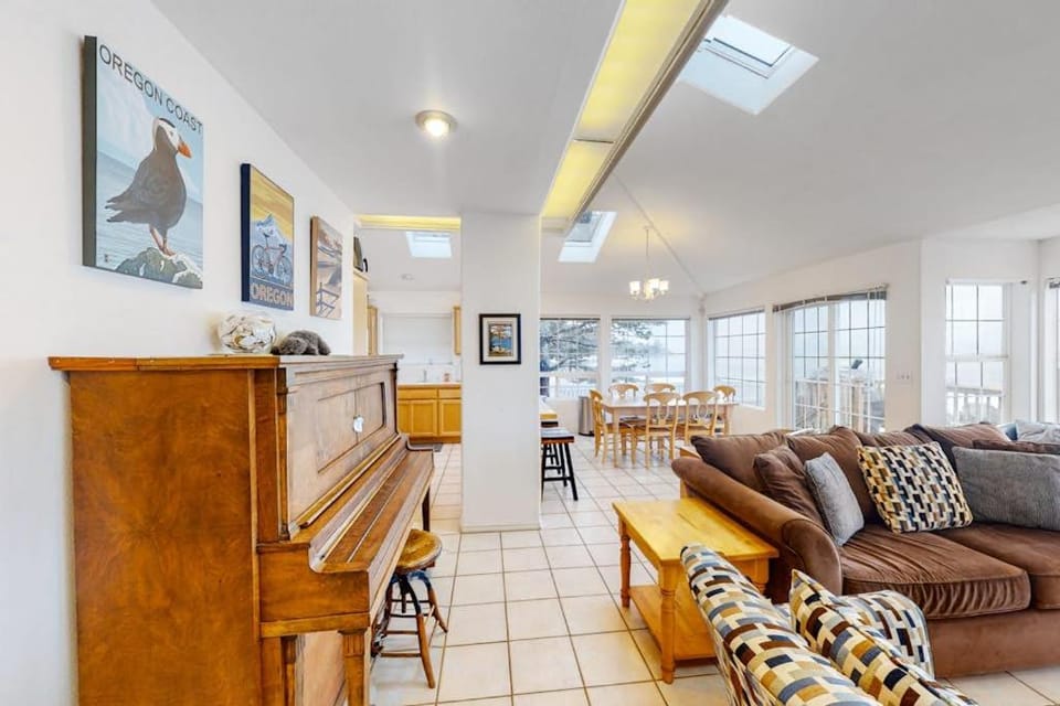 Waterefront Family Home with Beach Access - Dog-friendly House in Waldport