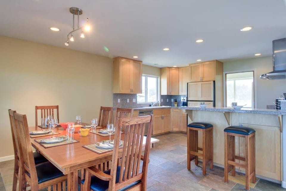 Oceanfront Home with Bay Views Free WiFi Gas Grill & Gas Fireplace House in Waldport