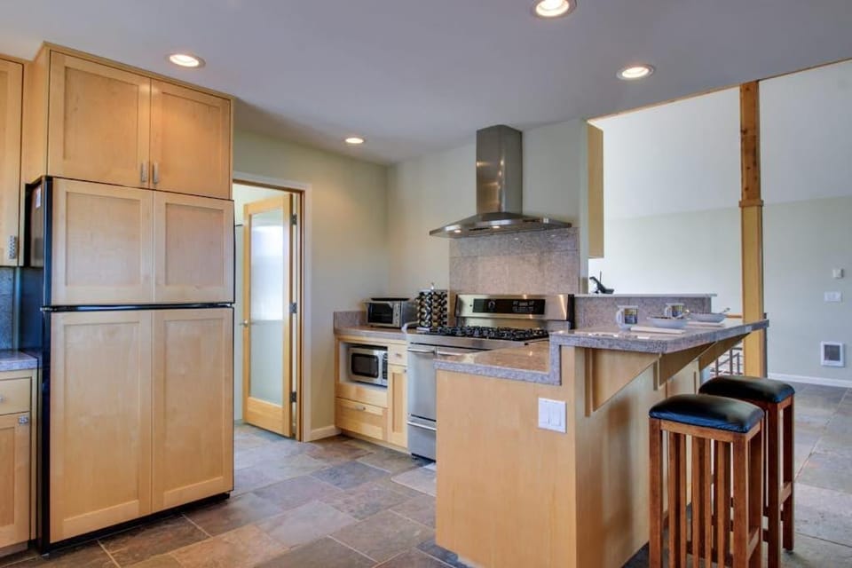 Oceanfront Home with Bay Views Free WiFi Gas Grill & Gas Fireplace House in Waldport