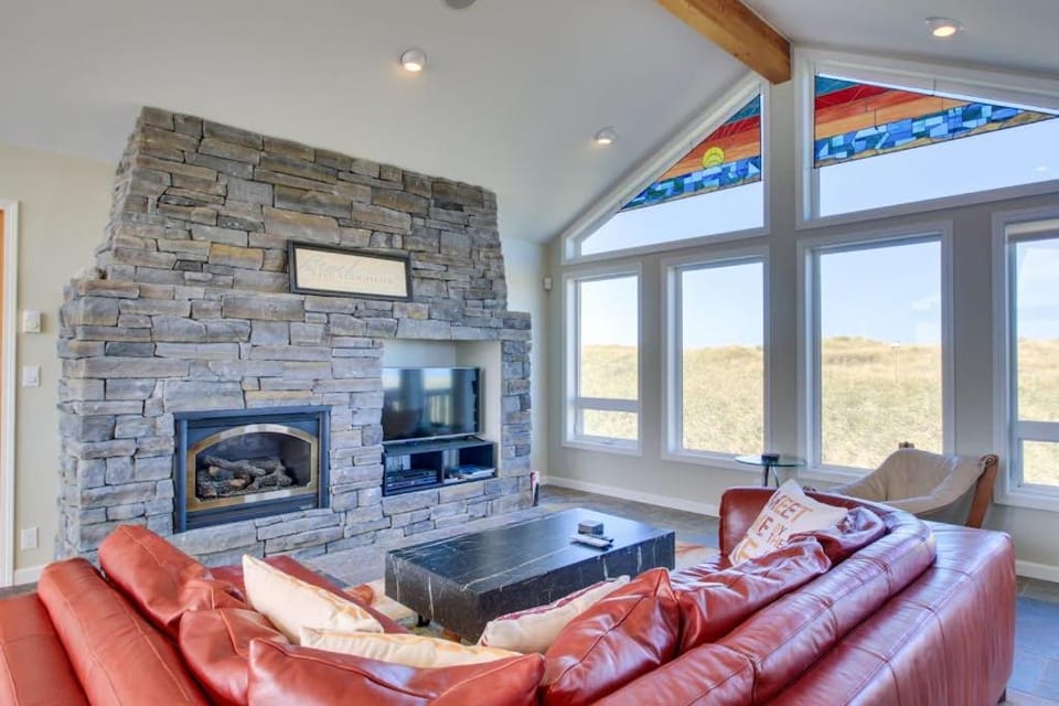 Oceanfront Home with Bay Views Free WiFi Gas Grill & Gas Fireplace House in Waldport
