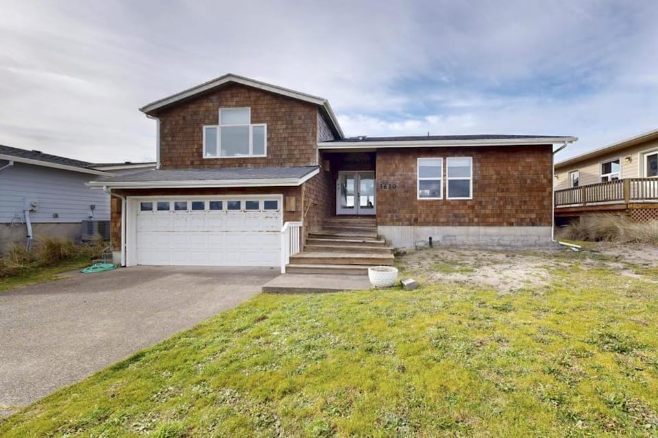 Waterfront Home withPrivate Hot Tub Ping-Pong Free WiFi & washer&dryer House in Waldport