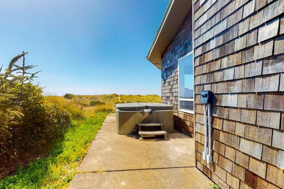 Waterfront Home withPrivate Hot Tub Ping-Pong Free WiFi & washer&dryer House in Waldport