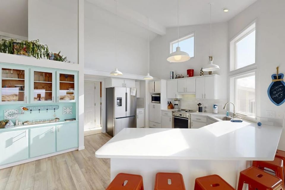 Waterfront Home withPrivate Hot Tub Ping-Pong Free WiFi & washer&dryer House in Waldport