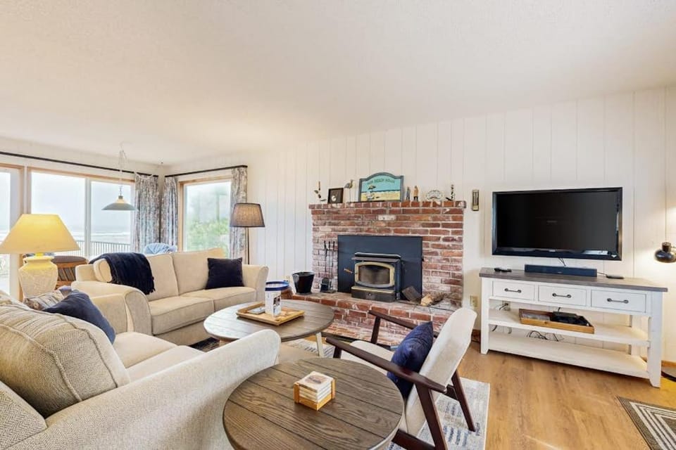 Waterfront dog-friendly getaway with a fireplace & incredible ocean views House in Oregon