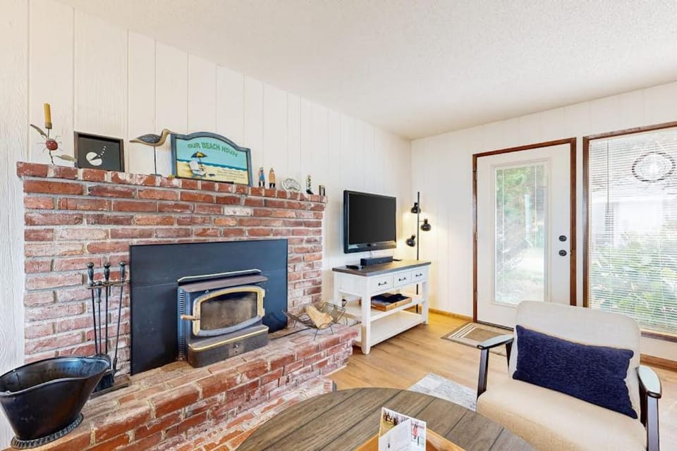 Waterfront dog-friendly getaway with a fireplace & incredible ocean views House in Oregon