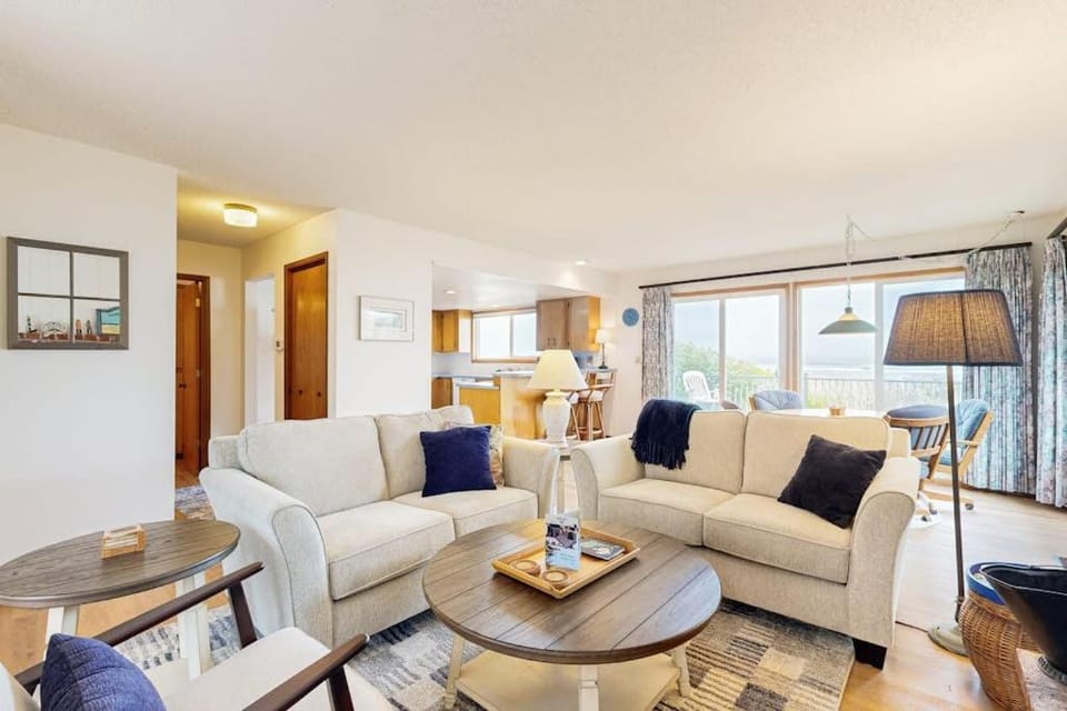 Waterfront dog-friendly getaway with a fireplace & incredible ocean views House in Oregon