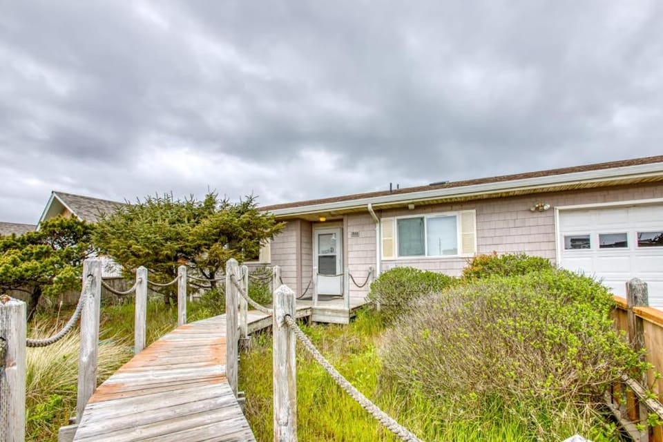 Dog-Friendly Bayfront Home with Private Hot Tub Water & Bridge Views Free WiFi House in Waldport