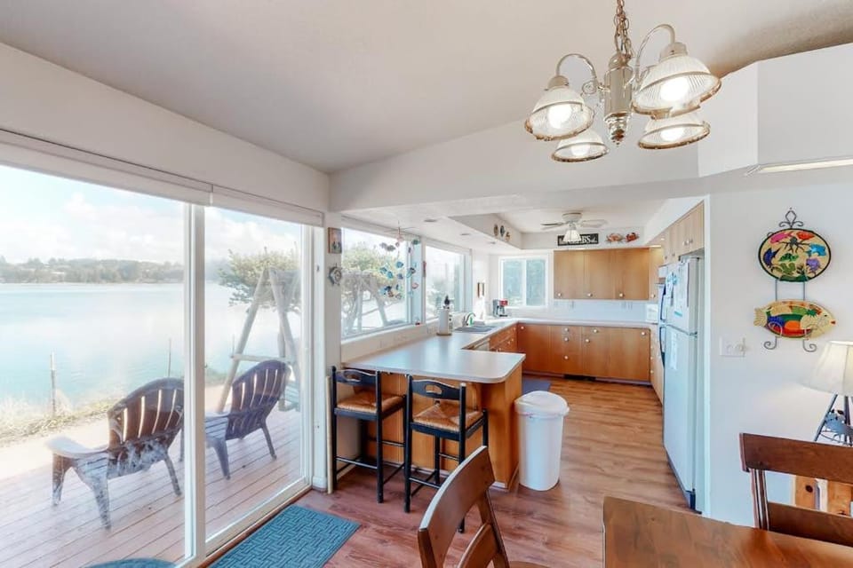 Dog-Friendly Bayfront Home with Private Hot Tub Water & Bridge Views Free WiFi House in Waldport