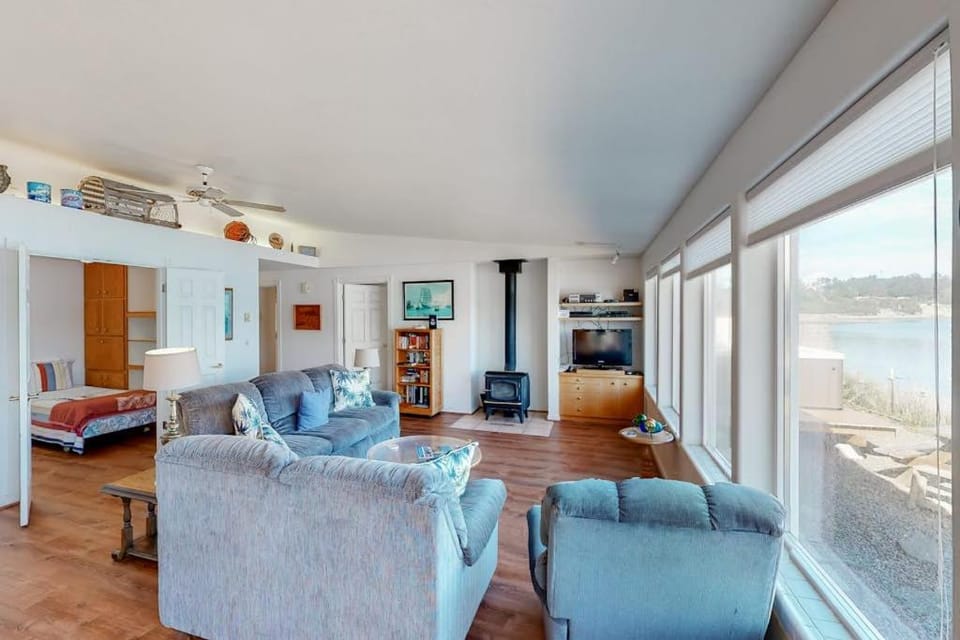 Dog-Friendly Bayfront Home with Private Hot Tub Water & Bridge Views Free WiFi House in Waldport