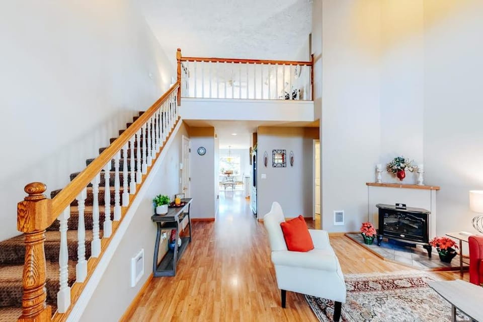 Beautiful coastal escape on golf course with enclosed yard & private gas grill House in Waldport