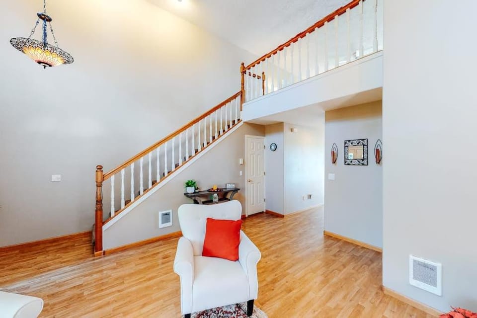 Beautiful coastal escape on golf course with enclosed yard & private gas grill House in Waldport